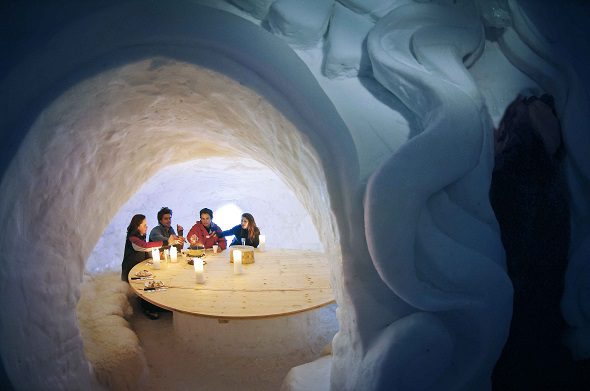 Igludorf, Kerzen; Igloo Village, Candels;